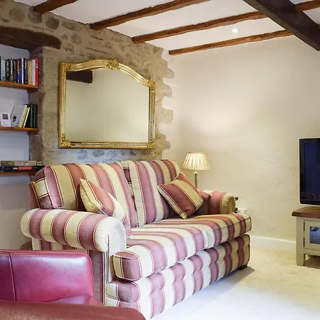 April - Uk2152 Settle