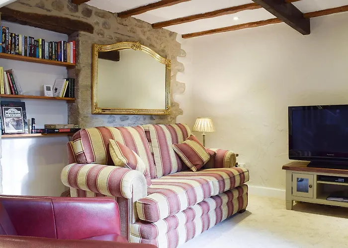 April - Uk2152 Settle